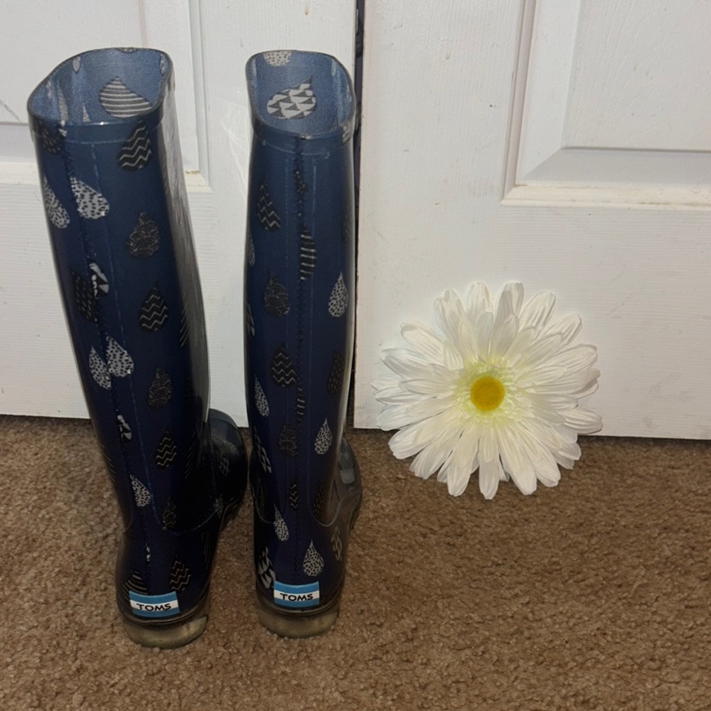 TOMS Navy Patterned Rain Boots